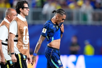 El brasileño Raphinha (11) sale lesionado del campo durante el partido ante Haití por el Grupo C del Mundial (AP Foto/Petr David Josek)