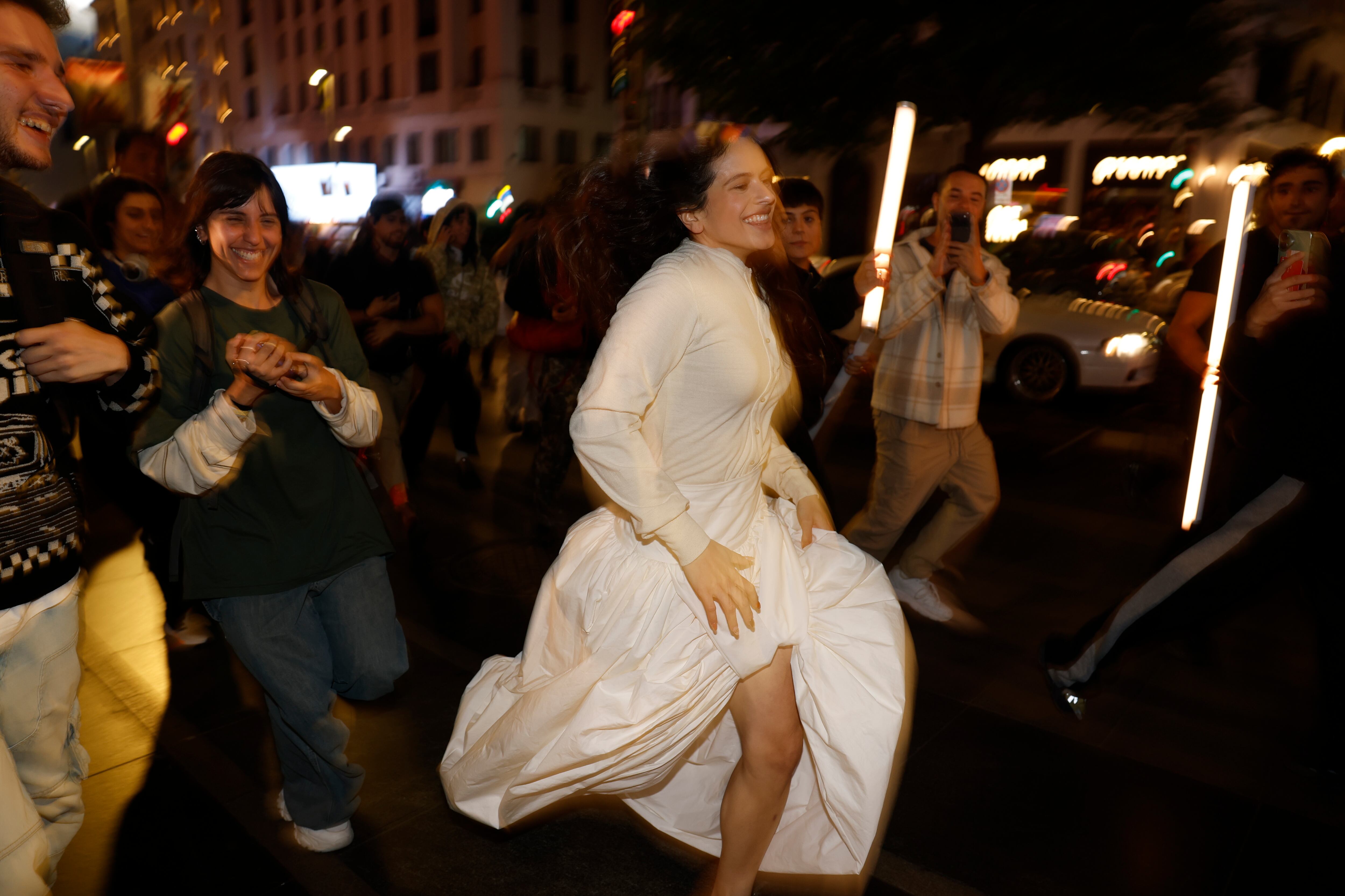 Al presentar su álbum en Madrid, elige un vestido blanco de manga larga y faldón abullonado (EFE)