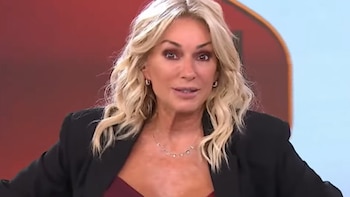 El susto de Yanina Latorre al aire por un look que mostró de más: “Estoy con una lola afuera”