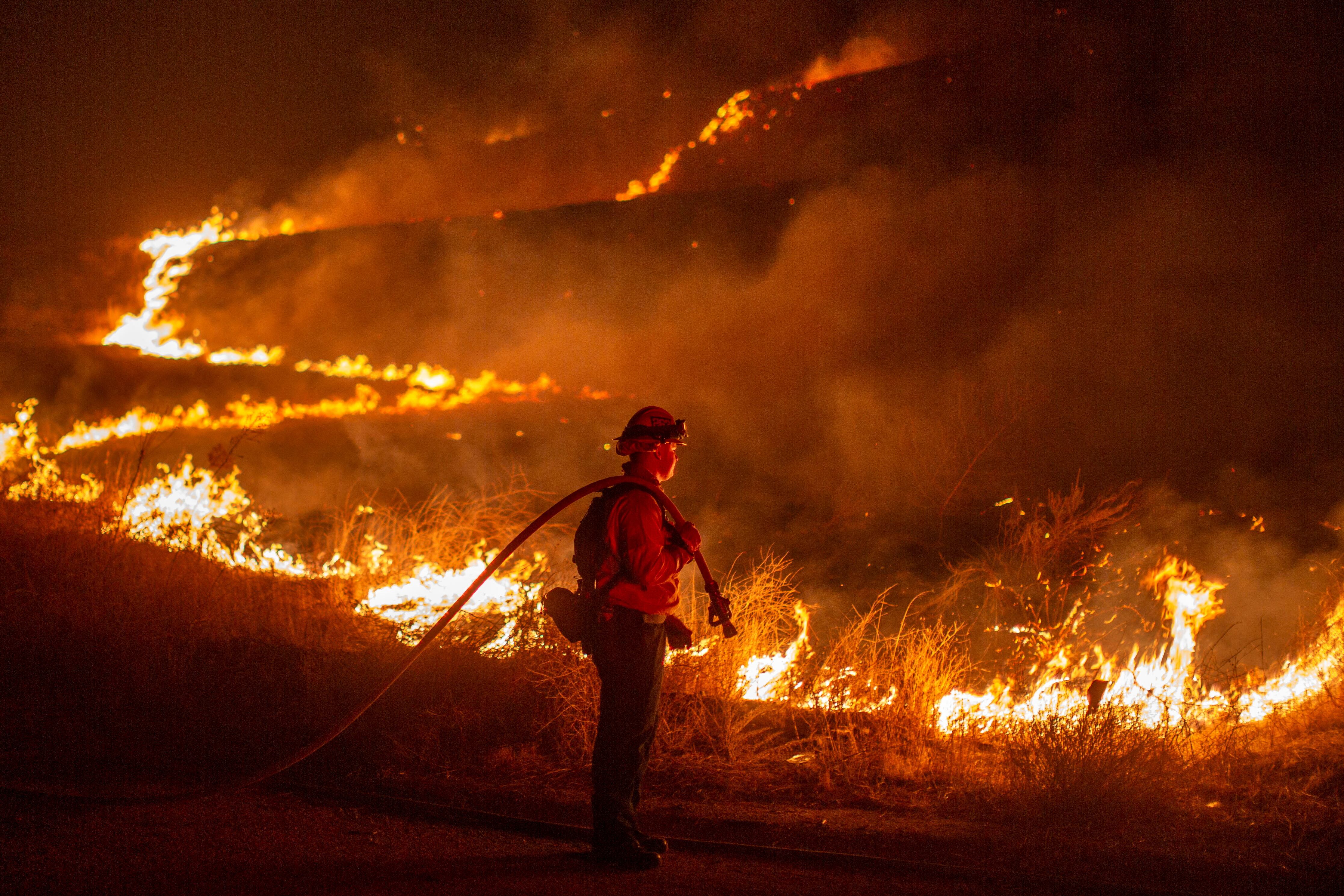 Europa tuvo en 2025 su mayor emisión anual de carbono por incendios en 23 años, impulsada por olas de calor y sequía (REUTERS/Ringo Chiu)