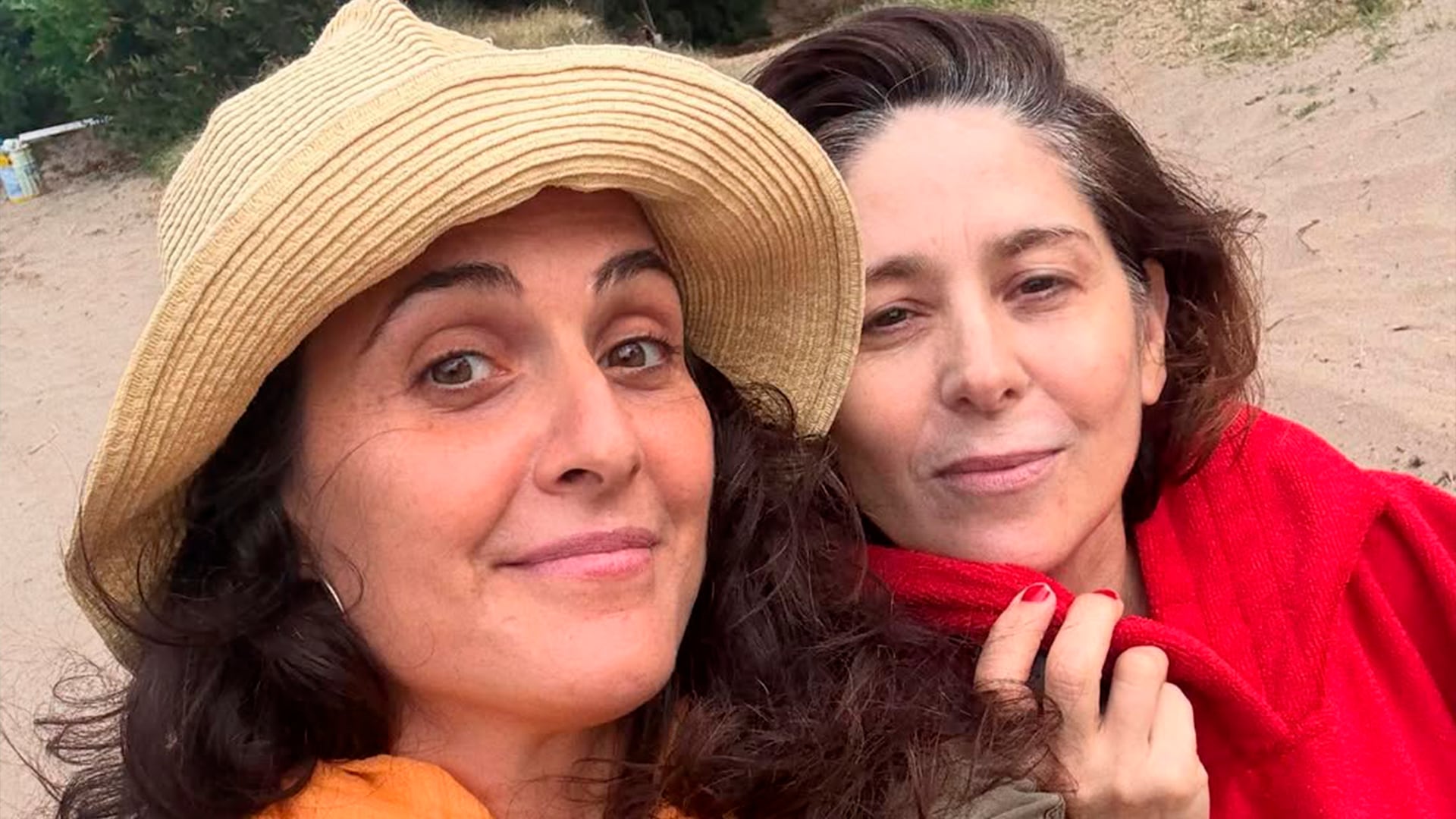 La playa a veces traiciona, y hay que abrigarse un poco y buscar refugio entre los médanos