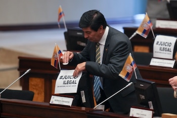 Un legislador coloca un cartel