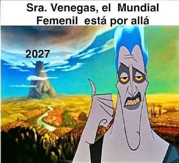 Caricatura de Hades con expresión molesta y pulgar hacia arriba. De fondo, paisaje desértico con montaña y texto "2027". Arriba, se lee "Sra. Venegas, el Mundial Femenil está por allá"