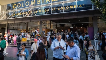 Influenciadores, modelos y periodistas criticaron el ambiente en Colombiamoda: egos, exclusiones y presión dentro de la feria