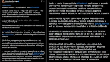 Alejandro Carranza rechazó las afirmaciones sobre su esposa y aseguró que esta dejó de litigar al asumir funciones como servidora pública - crédito @HombreJurista/X