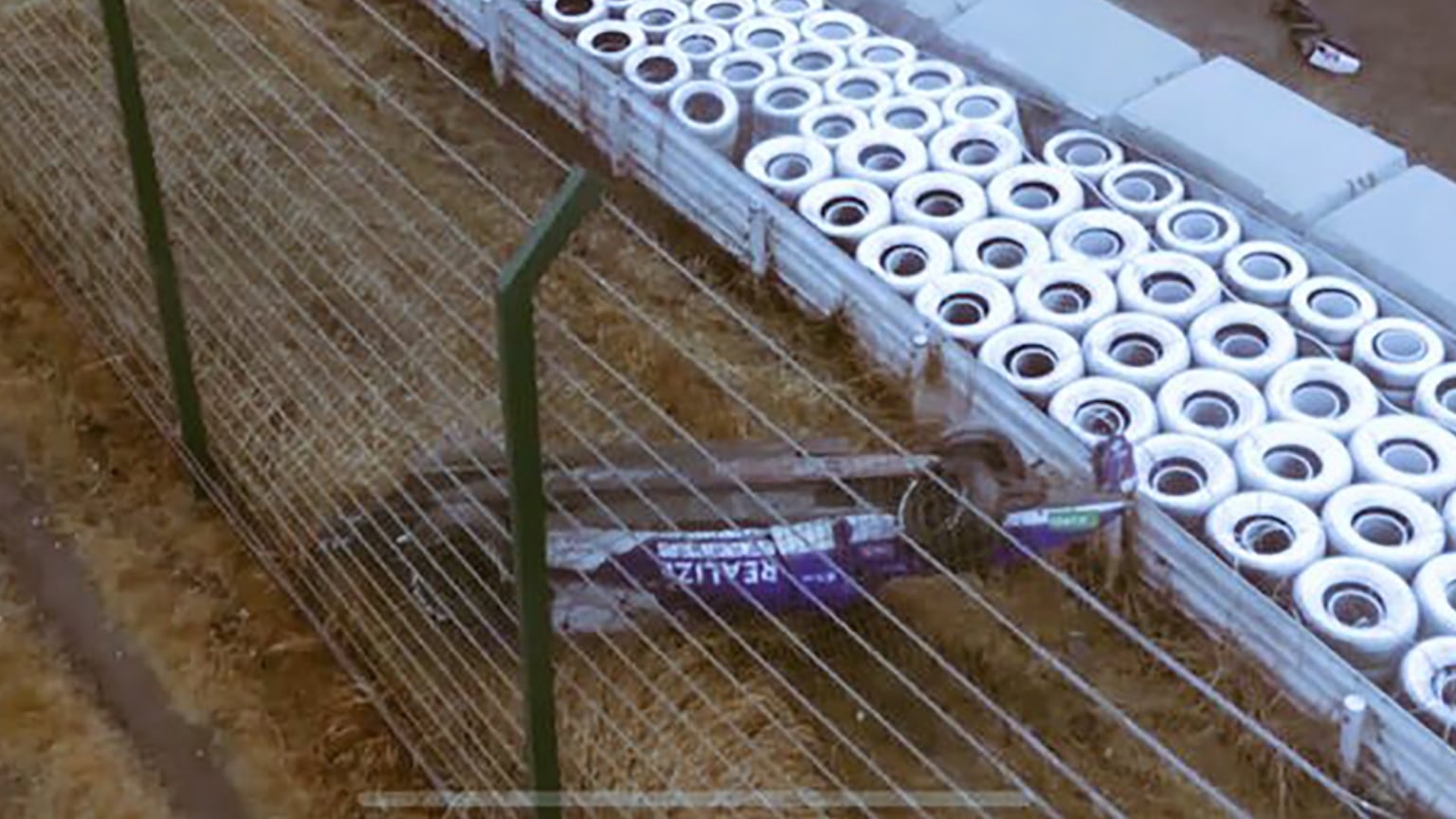 El coche del joven británico quedó con sus ruedas para arriba tras el duro impacto