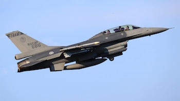 Taiwán recibe dos nuevos cazas F-16 de EEUU en pleno refuerzo de flota: "Invertir en defensa es invertir en paz"