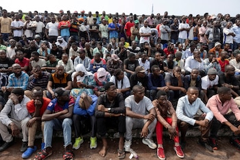 Los civiles reaccionan durante una