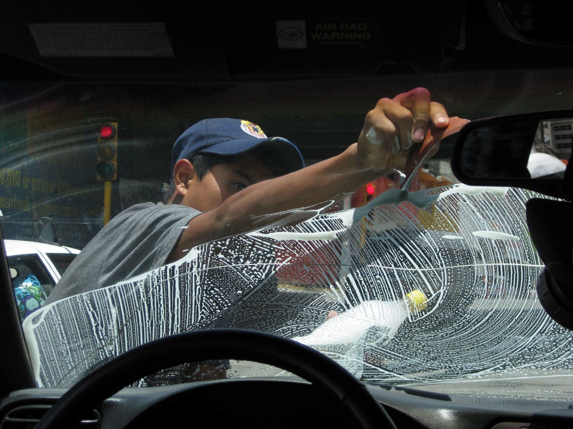 La informalidad laboral limita el acceso a seguridad social y perpetúa la desigualdad en Honduras.