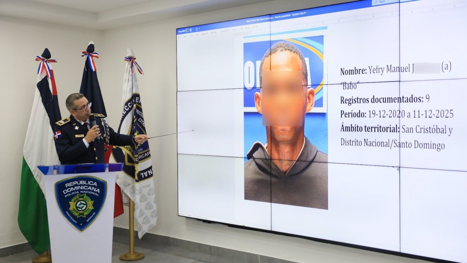 La Policía dominicana exhibió datos de causas por amenazas, violencia doméstica, atracos y sustracción de motocicletas atribuidas al hombre apresado en Haina (Foto cortesía Policía Nacional)