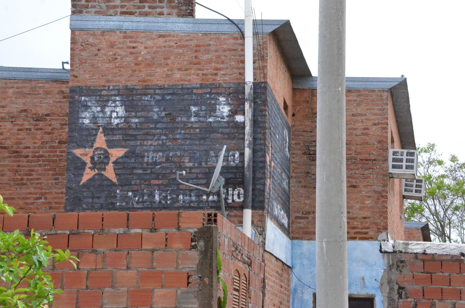 Las pintadas sin mantenimiento. El color rojo, que alguna vez identificó al barrio, parece haberse desteñido (Foto/Edgardo Aguirre)