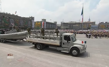 Elementos de la Semar desfilan