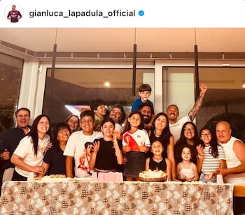 Gianluca Lapadula acompañado de su familia tras conocerse su llegada a Universitario. - Crédito: @gianluca_lapadula_official