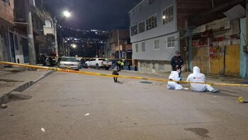 Tres hombres fueron asesinados en la invasión La Carbonera, en Ciudad Bolívar, en hechos que las autoridades relacionan con disputas por el tráfico de estupefacientes. - crédito Comunicaciones, Policía Metropolitana de Bogotá.