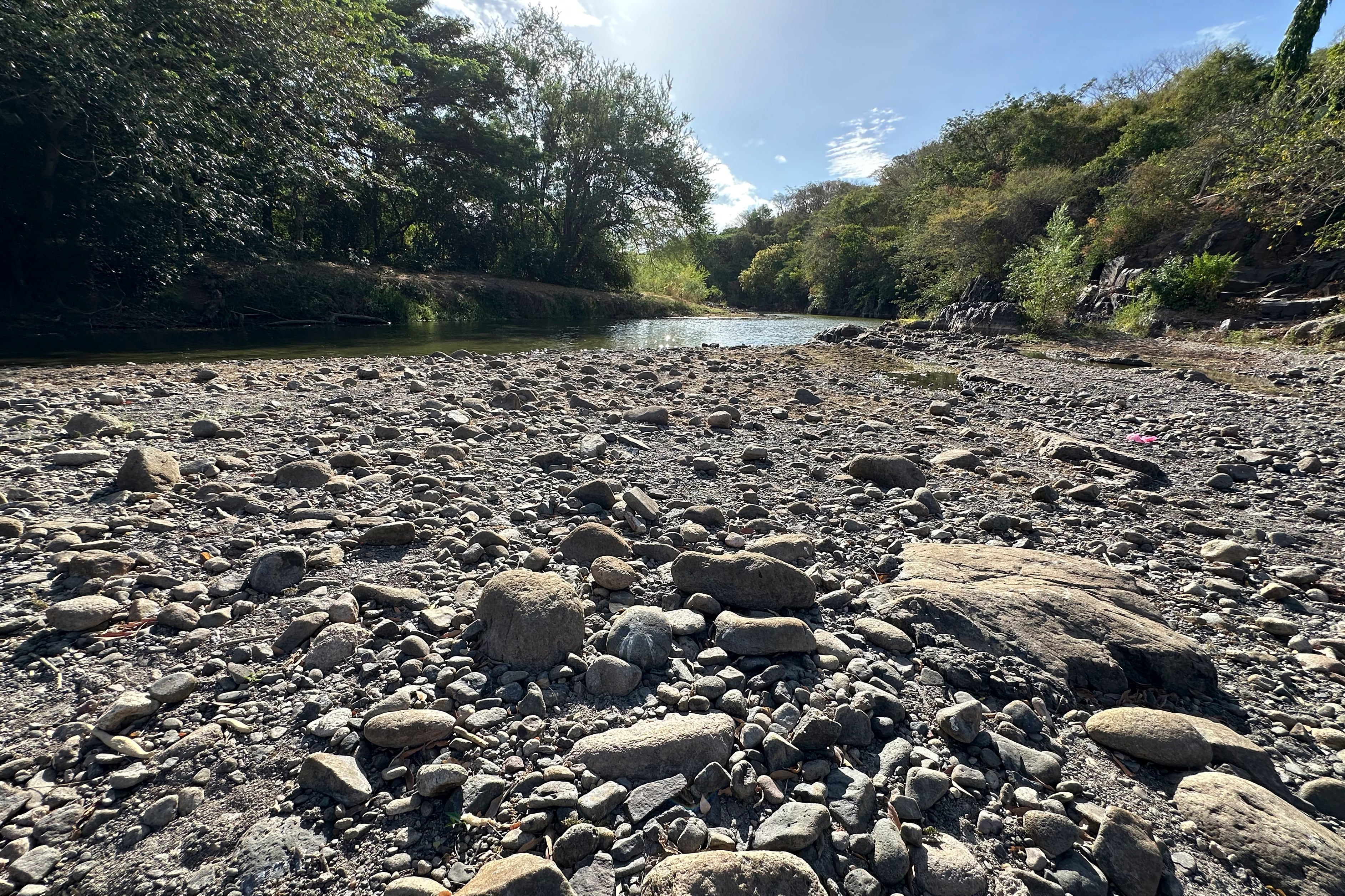 El río Moramulca afectado por la sequía en Marcovia (Honduras). La sequía en el sur de Honduras no solo arrasó la primera siembra (mayo), también está secando pozos y obligando a racionar agua. (Infobae Centroamérica/ EFE/ Germán Reyes)