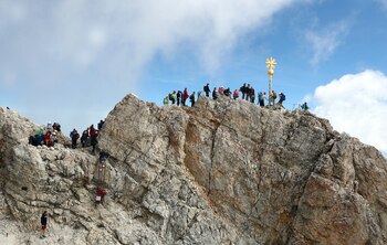 La policía: "El joven sufrió una descarga eléctrica fatal durante la tormenta en Zugspitze" (REUTERS/Michael Dalder)