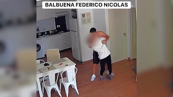 Captura de videovigilancia mostrando a dos personas con rostros borrosos forcejeando en el interior de una cocina con muebles blancos y electrodomésticos