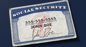 Primer plano de una tarjeta de Seguro Social de EE. UU. azul y blanca con el nombre 'John Doe', un número de serie y firma, sobre un fondo azul oscuro.