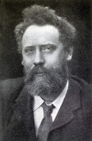 Retrato en blanco y negro de William Ernest Henley, un hombre con cabello rizado oscuro y una barba tupida, vistiendo un traje y corbata