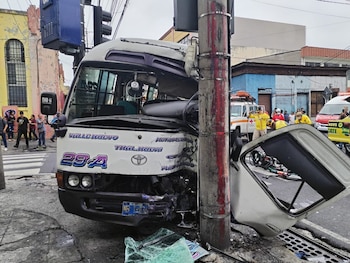 Los accidentes de tránsito registrados en San Salvador durante la madrugada del domingo dejaron al menos seis lesionados. (Foto cortesía Comandos de Salvamento)