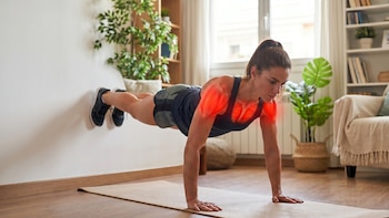 Cuatro flexiones para fortalecer el pecho sin material desde casa