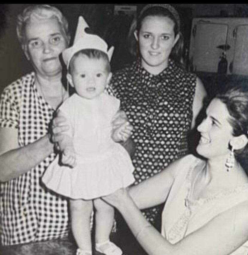 Con las mujeres de su familia, Araceli González de bebé (Instagram)