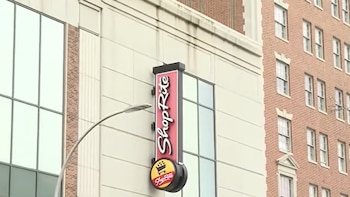 Un letrero comercial de la cadena ShopRite en la fachada de un edificio urbano