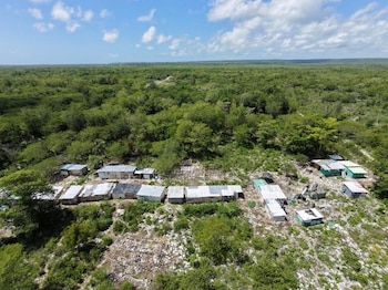 Las autoridades de República Dominicana retiraron 73 estructuras levantadas de forma ilegal en el Monumento Natural Hoyo Claro. (Foto cortesía Medio Ambiente )