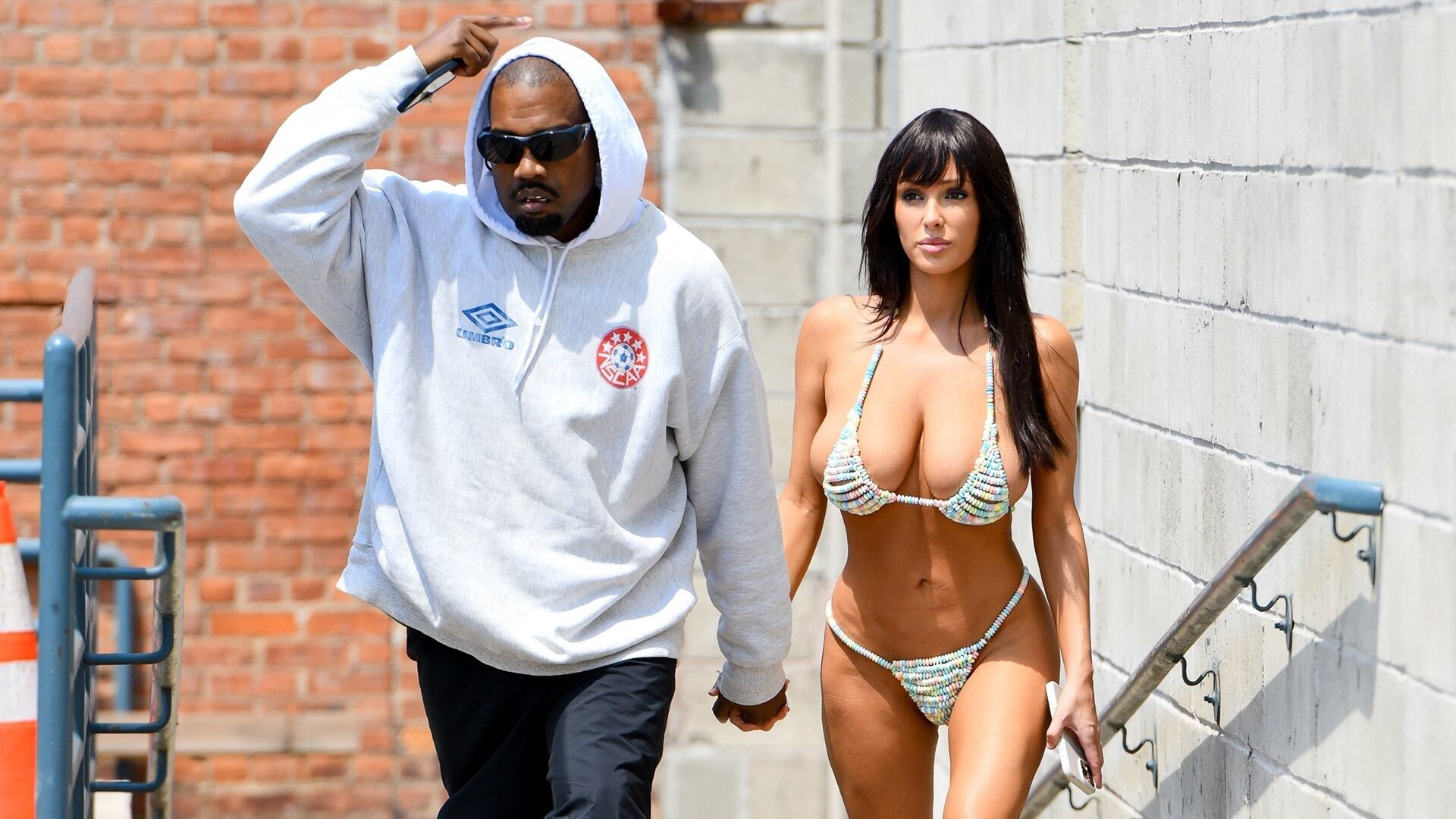 Kanye West le ofreció 100 mil dólares a Bianca Censori para usar un conjunto de dulces en Nueva York. (Backgrid/The Grosby Group k)