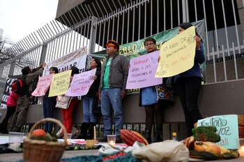 Foto de archivo. Personas protestan