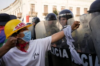 Un manifestante de oposición al