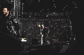 Junior H bate marcas en