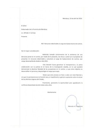 Documento impreso que muestra la carta de renuncia formal de Marcelo A. D'Agostino, fechada en Mendoza el 10 de abril de 2026, dirigida al Gobernador de Mendoza