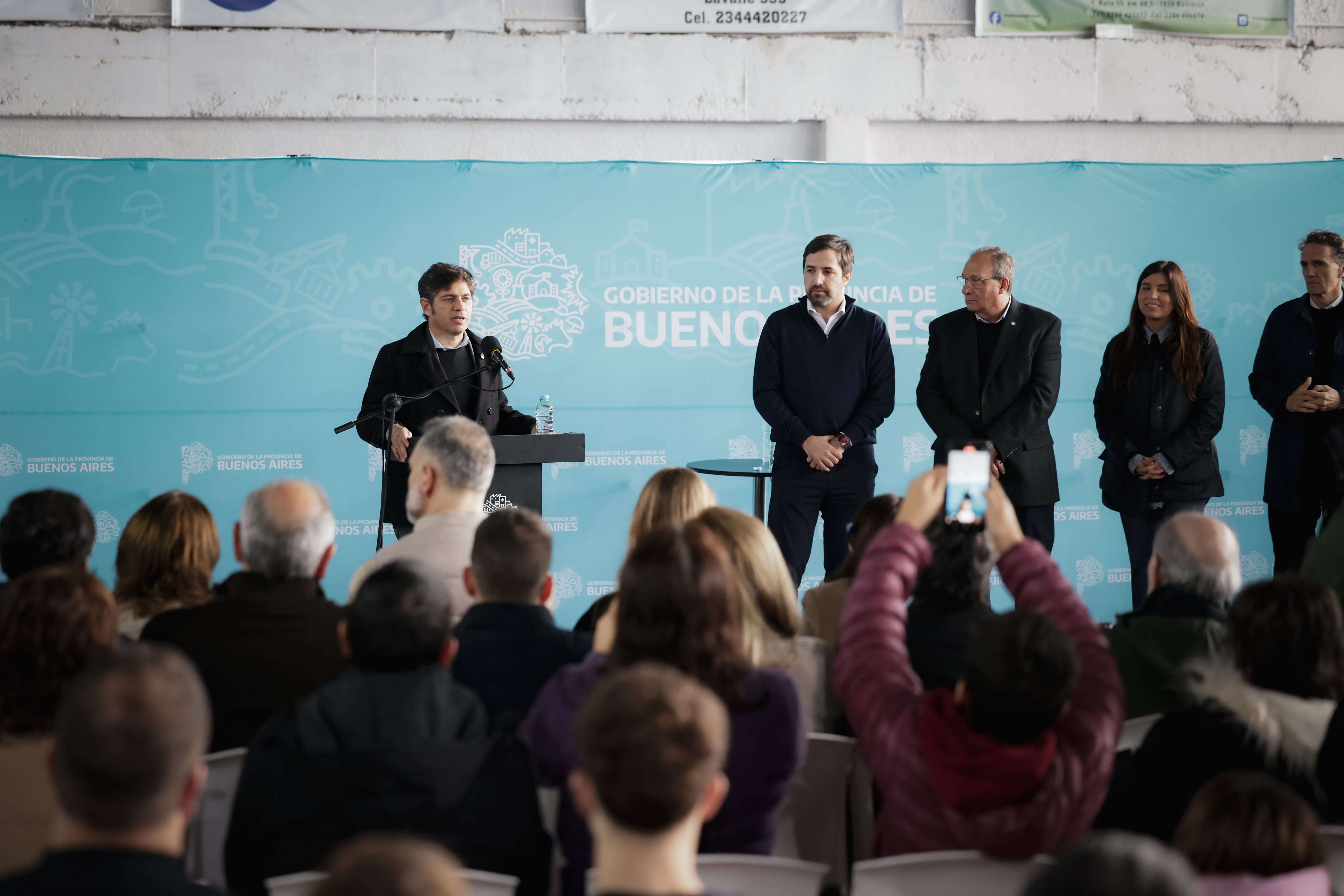 Kicillof, junto a Nicolás Kreplak; el intendente de Alvear, Ramón Capra; Daniela Vilar y Gabriel Katopodis
