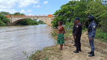Tragedia en RD: Madre con historial suicida se lanza al río con su hijo de 2 años, el menor sigue desaparecido