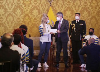 Neisi Dajomes, primera mujer ecuatoriana en obtener una medalla olímpica y ganadora del oro en halterofilia, junto al presidente Guillermo Lasso.