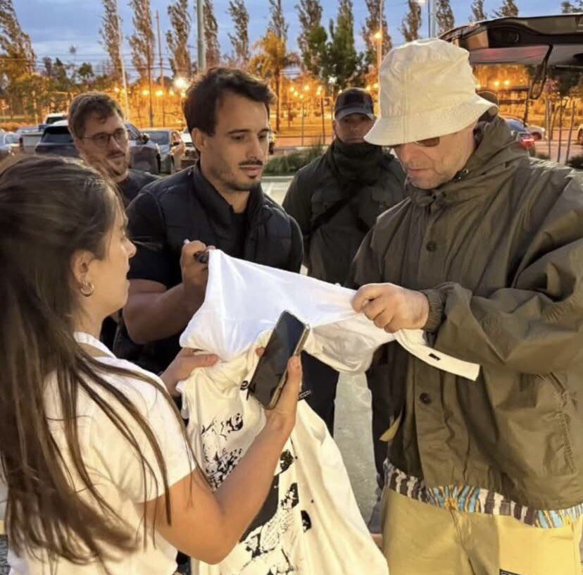 Liam en Argentina: no tuvo problemas en firmar autógrafos a sus fans