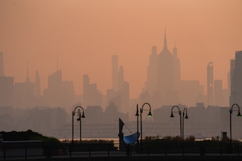 El humo de incendios forestales causa una crisis sanitaria global con decenas de miles de muertes anuales en Estados Unidos, Canadá y Europa. (AP Foto/Ryan Murphy)
