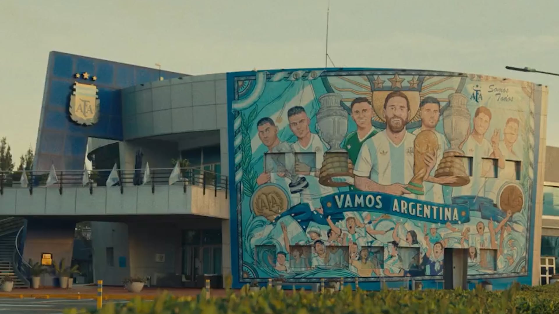 La pared que recuerda a los campeones del mundo de 2022 en Ezeiza
