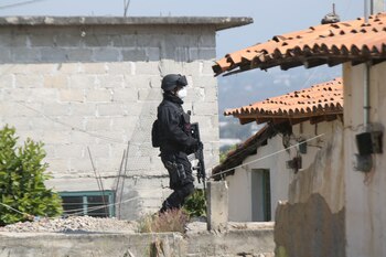 Un policía inspecciona la comunidad