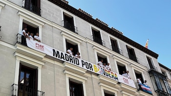 Vox presenta una queja ante la Presidencia del Pleno para que el PSOE retire la bandera LGTBI de la fachada de Grupos
