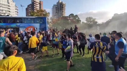 Los videos de los incidentes entre los hinchas de Rosario Central y la policía antes del choque con Atlético Mineiro por la Copa Libertadores 