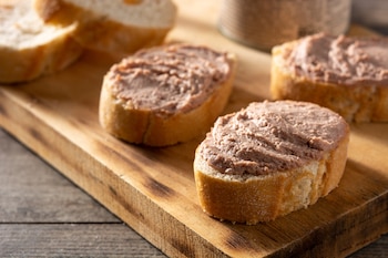 Rebanadas de pan con paté de hígado de cerdo (Magnific)