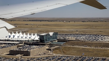Al menos un muerto y doce heridos al arrollar un avión de pasajeros a un transeúnte en el aeropuerto de Denver
