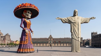 Una figura de Catrina con vestido morado y sombrero de flores junto a una estatua de Cristo en una amplia plaza de piedra.