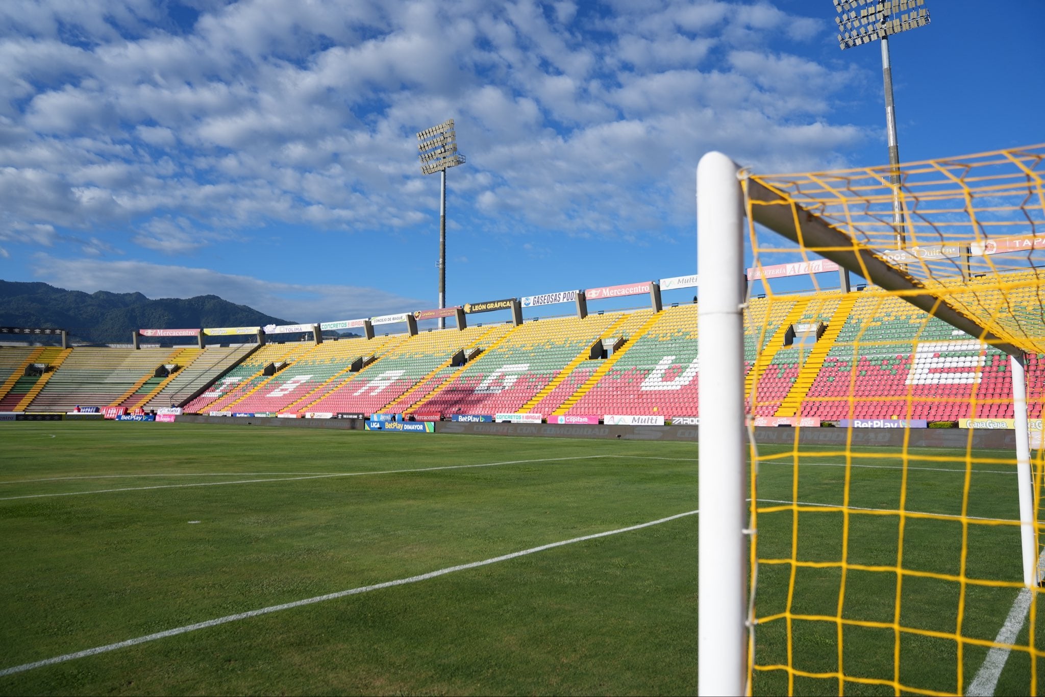 La cancha del estadio Manuel Murillo Toro se ve en buenas condiciones, pese a que tiene algunos lugares amarillos, para el duelo de Tolima vs. Junior - crédito Junior FC