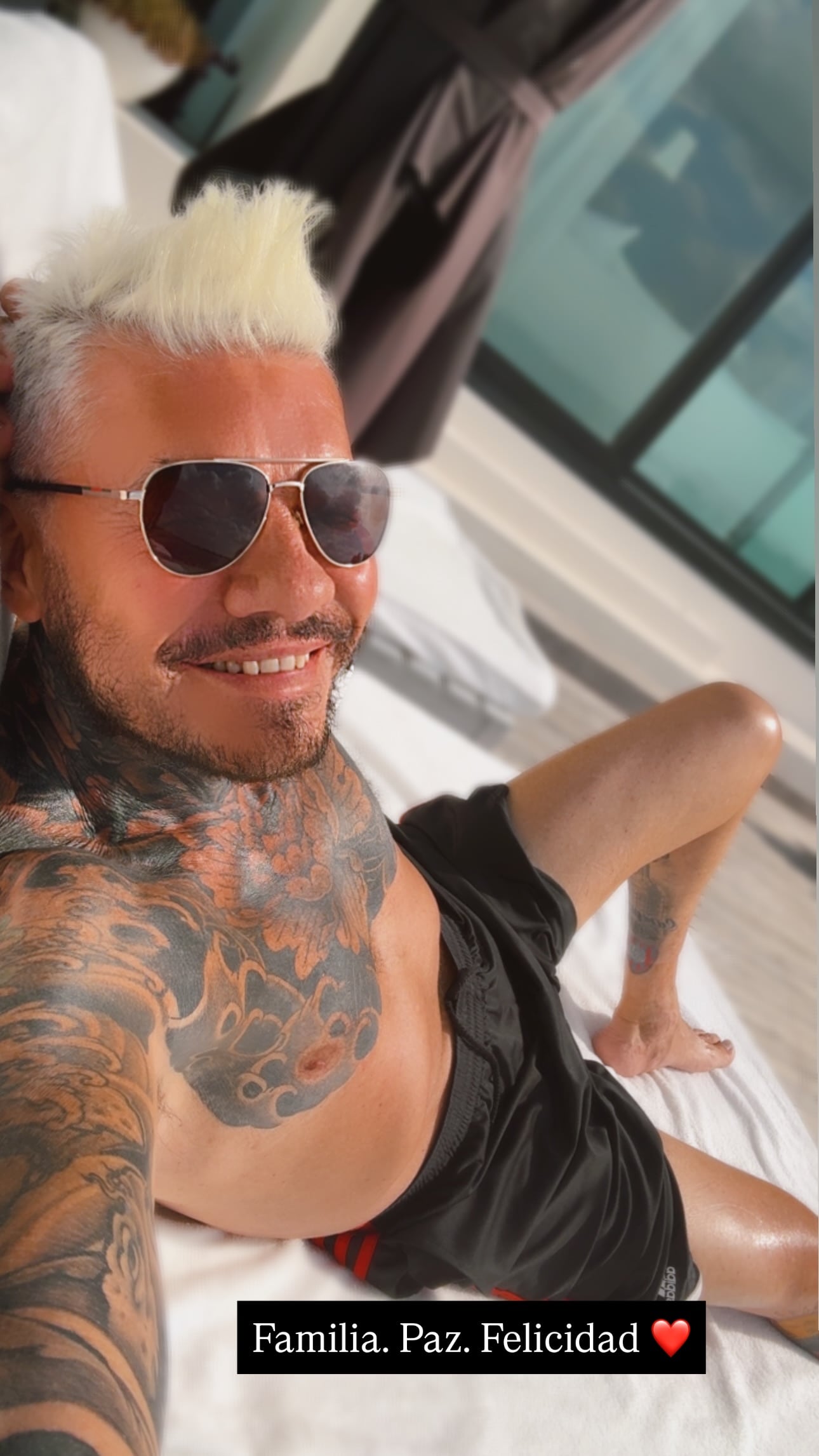 Las publicaciones en redes sociales de Tinelli reflejan momentos de descanso y afecto junto a sus hijos y amigos en la piscina y el deck de madera