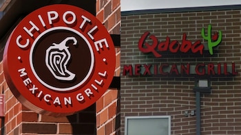 Letrero de Chipotle Mexican Grill (redondo, chile blanco) y letrero de Qdoba Mexican Grill (rojo, cactus verde). Ambos sobre pared de ladrillo