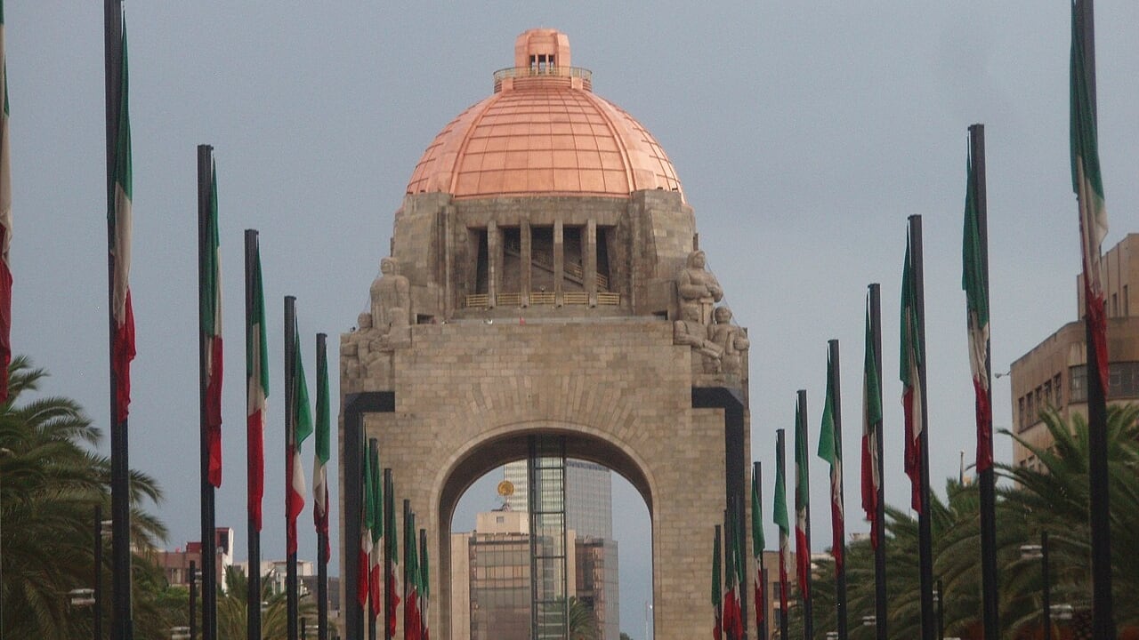 El arquitecto mexicano Carlos Obregón Santacilia retomó la cúpula inconclusa entre 1933 y 1938 para convertirla en un monumento público (Wikimedia Commons)