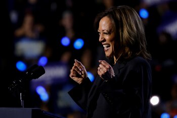 Kamala Harris sonríe en un
